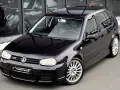 Czarny Golf 4 1.4 16v z felgami R32, gotowy na nowe przygody.