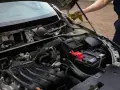 Silnik Renault z widocznym akumulatorem i elementami układu dolotowego. Może to być związane z błędem dtc p0300.