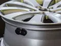 Czujnik ciśnienia w oponach zamontowany na feldze aluminiowej. Dba o bezpieczeństwo jazdy.