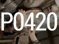 Mechanik sprawdza katalizator Peugeota z powodu błędu DTC P0420.