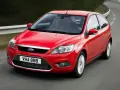 Czerwony Ford Focus MK2 1.6 benzyna w ruchu na krętej drodze.