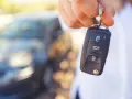 Dłoń trzyma kluczyk samochodowy. Gdyby wystąpiły uszkodzony immobilizer objawy, auto mogłoby nie odpalić.