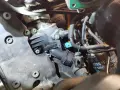 Silnik Audi z błędem DTC P0171. Widoczny element układu chłodzenia i przewody.