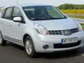 Srebrny Nissan Note E11 jedzie po drodze, za kierownicą siedzi mężczyzna.