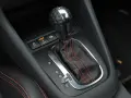 Zbliżenie na dźwignię automatycznej skrzyni biegów z oznaczeniami P, R, N, D, S. Widoczne przyciski trybów Comfort i Sport.