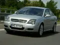Srebrny Opel Vectra C GTS z polskimi tablicami WE 87765 jedzie po drodze, otoczony zielenią.
