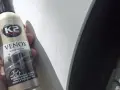 Jak usunąć głębokie rysy na lakierze? Butelka K2 VENOX Scratch remover obok białego lakieru z widocznymi zarysowaniami.