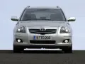 Srebrny Toyota Avensis T25 z włączonymi światłami mijania i przeciwmgielnymi, gotowy do podróży.