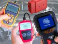 Trzy skanery OBDII w akcji, jeden pokazuje "WORKING", inny "Scanning...", gotowe do diagnozy DTC U0301 Volvo.