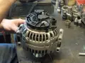 Warsztat samochodowy, gdzie mechanik sprawdza alternator. Zastanawiasz się, ile kosztuje regeneracja alternatora?