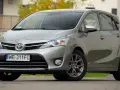 Srebrna Toyota Verso 1.8 benzyna zaparkowana przed domem.