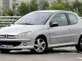 Srebrny Peugeot 206 1.4 benzyna na parkingu.