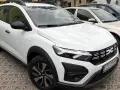 Biały Dacia Sandero Stepway na parkingu. Wiele osób szuka dacia sandero stepway opinie, ten model wygląda obiecująco.
