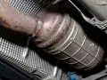 Rdza na rurze wydechowej i katalizatorze. Zastanawiasz się, ile trwa wypalanie dpf na postoju? To zależy od wielu czynników.