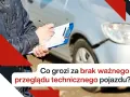 Osoba z notatnikiem obok uszkodzonego samochodu. Co grozi za brak ważnego przeglądu technicznego pojazdu?