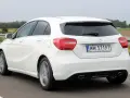 Biała Mercedes A-klasa w ruchu. Mechanicy chwalą jego niezawodność i komfort jazdy.
