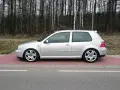 Srebrny Golf 4 na felgach z pięcioma ramionami. Rozstaw śrub golf 4 idealnie dopasowany do tych felg.