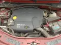 Silnik Renault 1.5 dCi w samochodzie, widoczny akumulator i przewody.