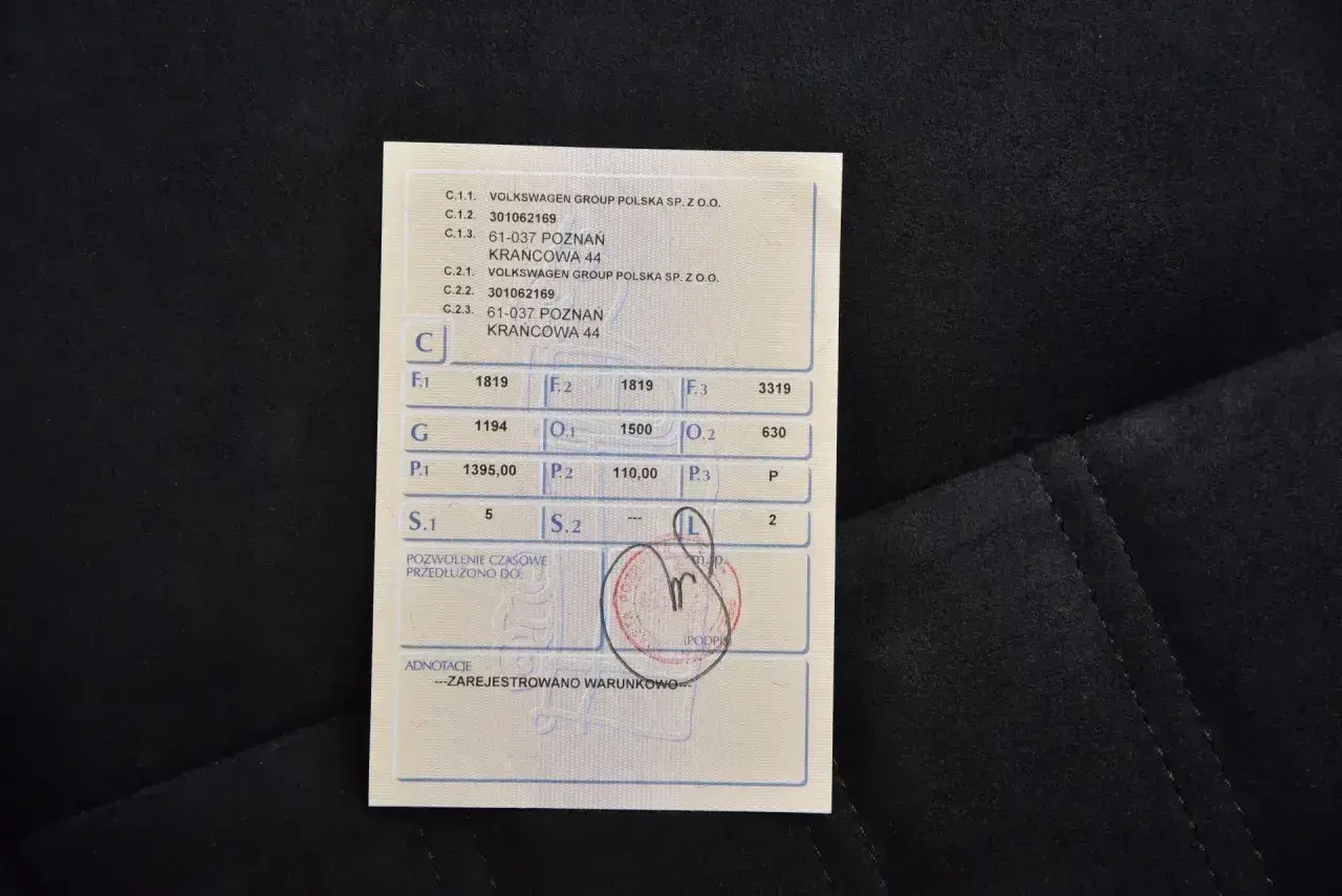 Miękki dowód rejestracyjny z danymi pojazdu i adnotacją "ZAREJESTROWANO WARUNKOWO".