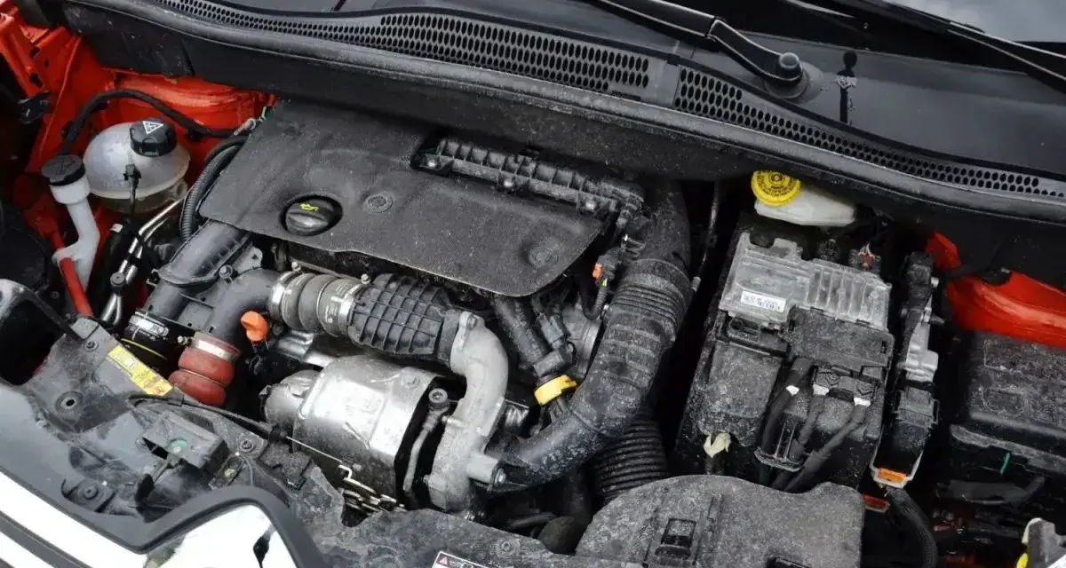 Silnik 1.6 HDI w samochodzie, widok komory silnika z turbosprężarką i przewodami.