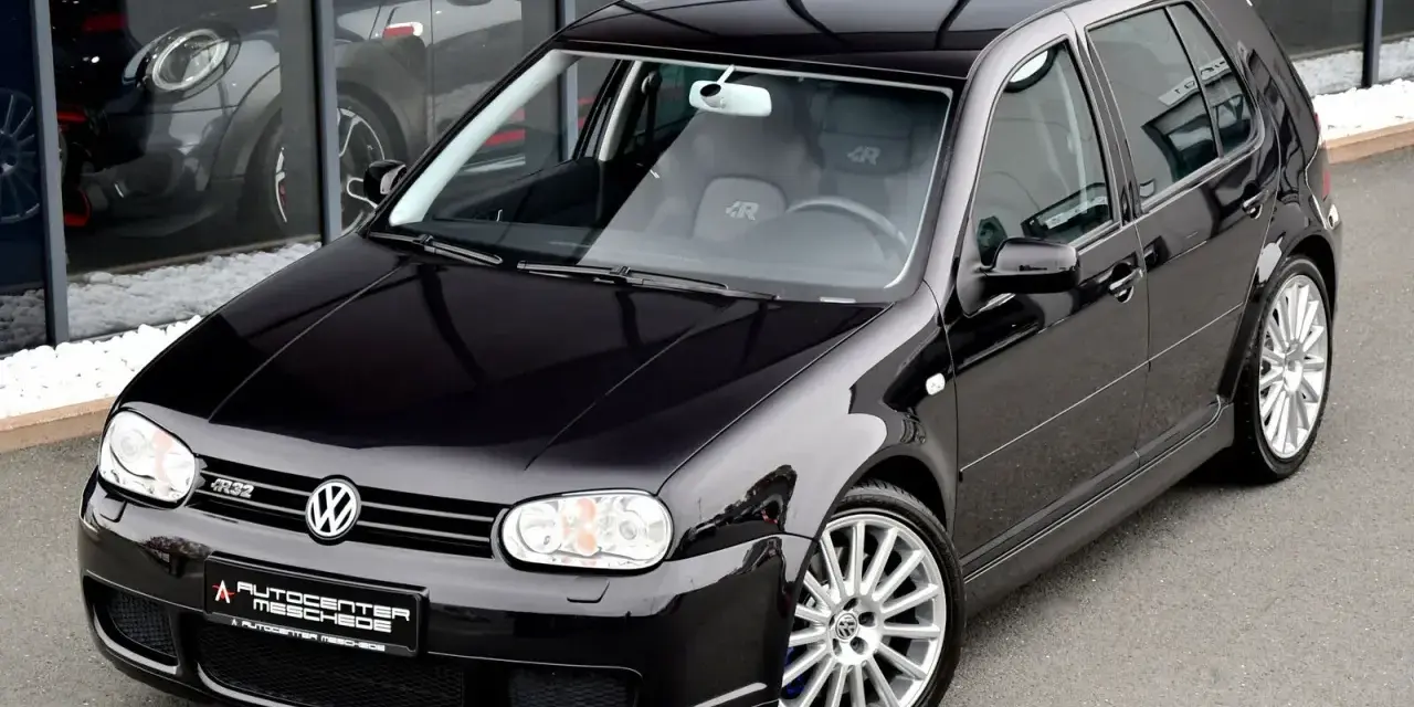 Czarny Golf 4 1.4 16v z felgami R32, gotowy na nowe przygody.