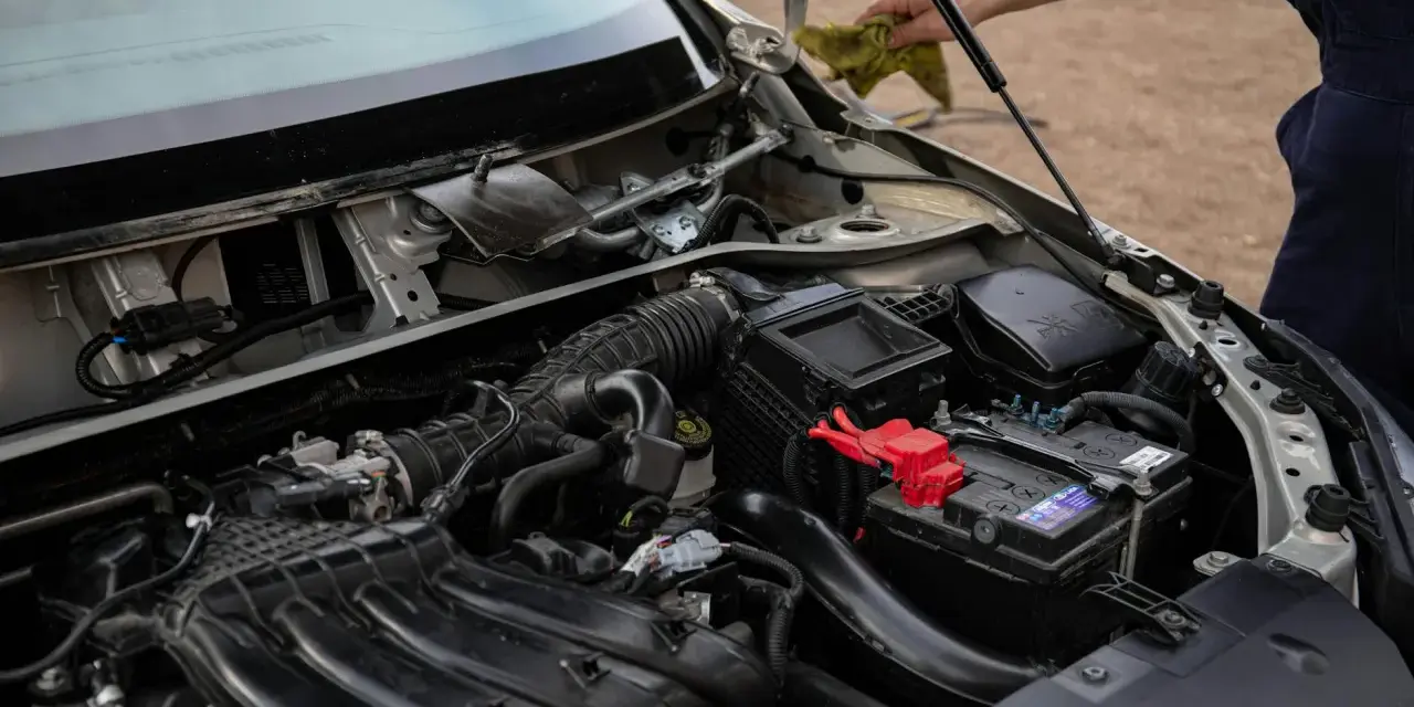 Silnik Renault z widocznym akumulatorem i elementami układu dolotowego. Może to być związane z błędem dtc p0300.