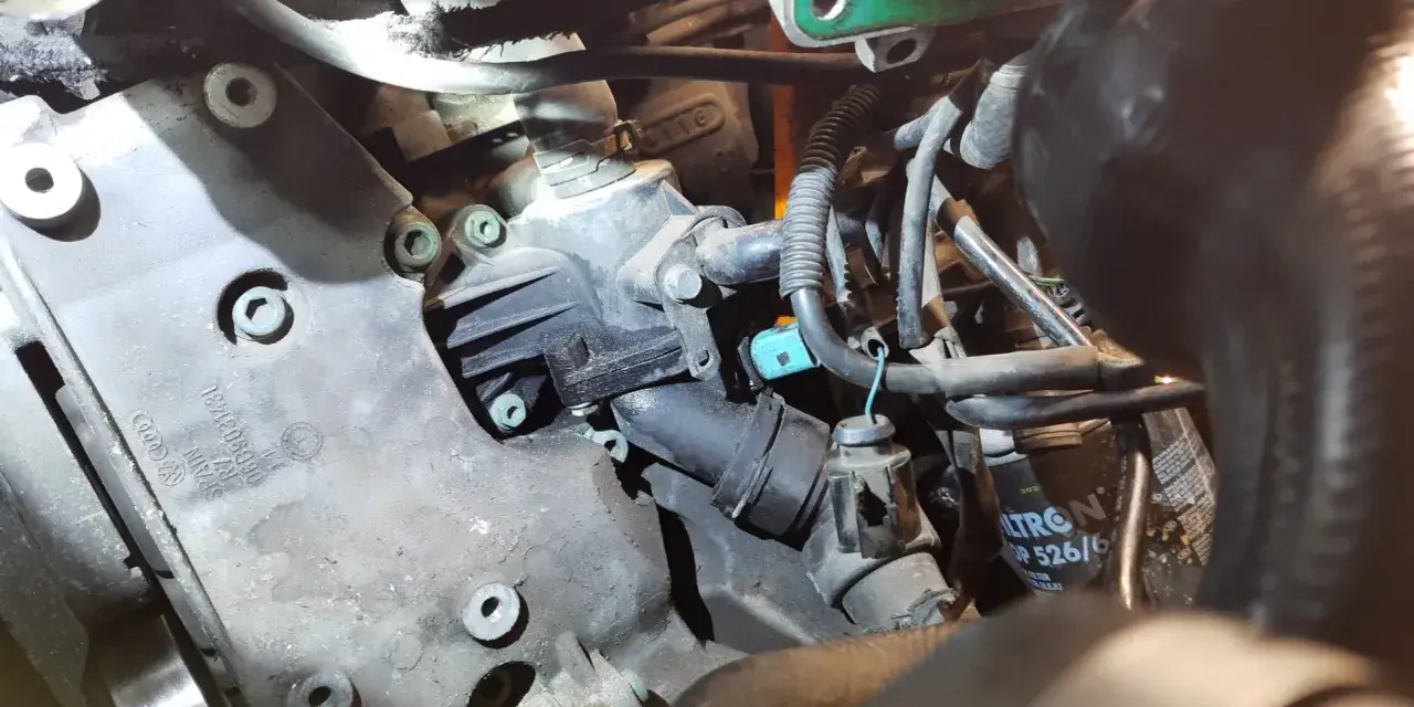 Silnik Audi z błędem DTC P0171. Widoczny element układu chłodzenia i przewody.
