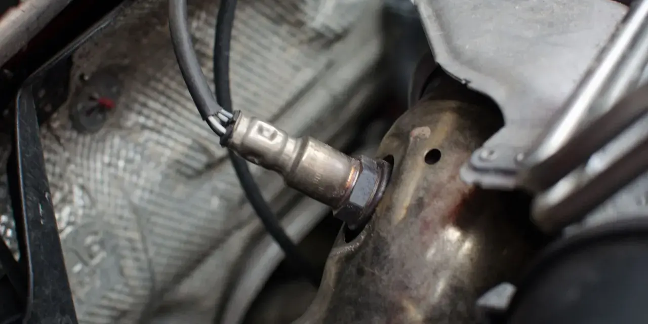 Sonda lambda, kluczowy element układu wydechowego, zamontowana w metalowej osłonie.