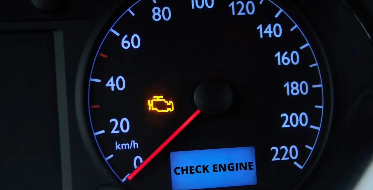 Kontrolka "Check Engine" świeci się na desce rozdzielczej. Dowiedz się, jak skasować błąd check engine bez komputera, gdy pojawi się ten symbol.