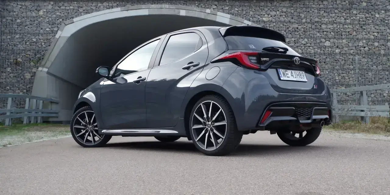 Szary Toyota Yaris GR Sport, zgrabny tył, sportowe felgi. Wiele pozytywnych toyota yaris opinie o tym modelu.