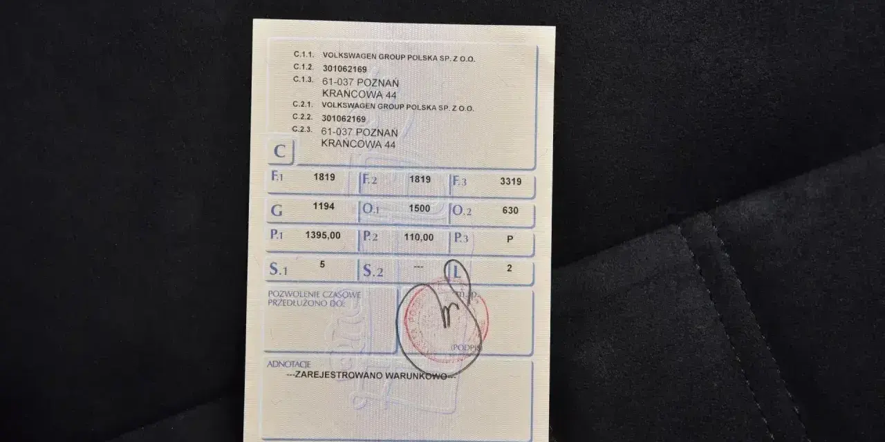 Miękki dowód rejestracyjny z danymi pojazdu i adnotacją "ZAREJESTROWANO WARUNKOWO".