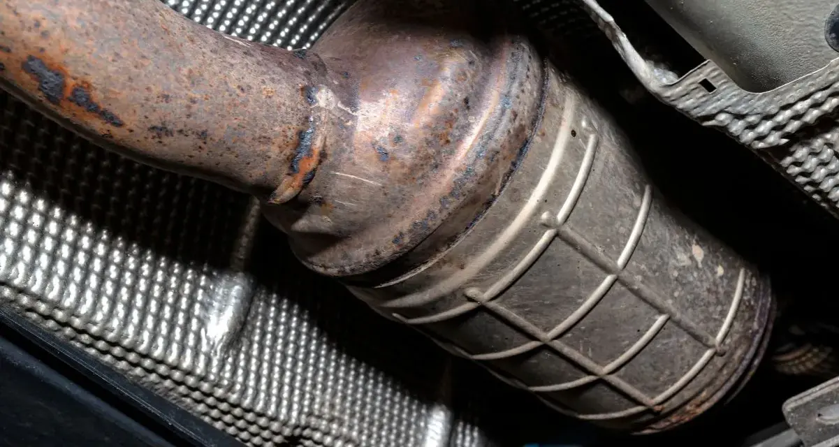 Rdza na rurze wydechowej i katalizatorze. Zastanawiasz się, ile trwa wypalanie dpf na postoju? To zależy od wielu czynników.