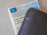 Dowód rejestracyjny pojazdu i brązowy portfel. Czy można zrobić przegląd bez dowodu rejestracyjnego? To pytanie nurtuje wielu kierowców.