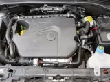 Silnik 1.4 z Fiata Grande Punto. Widoczny plastikowy kolektor, akumulator i zbiornik płynu chłodniczego.