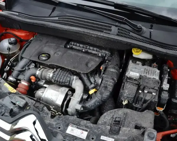 Silnik 1.6 HDI w samochodzie, widok komory silnika z turbosprężarką i przewodami.