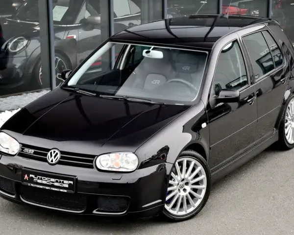 Czarny Golf 4 1.4 16v z felgami R32, gotowy na nowe przygody.