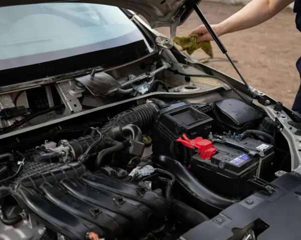 Silnik Renault z widocznym akumulatorem i elementami układu dolotowego. Może to być związane z błędem dtc p0300.