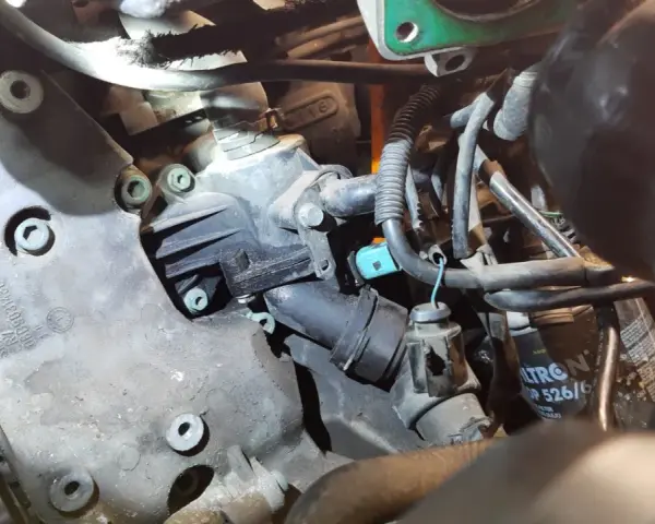 Silnik Audi z błędem DTC P0171. Widoczny element układu chłodzenia i przewody.