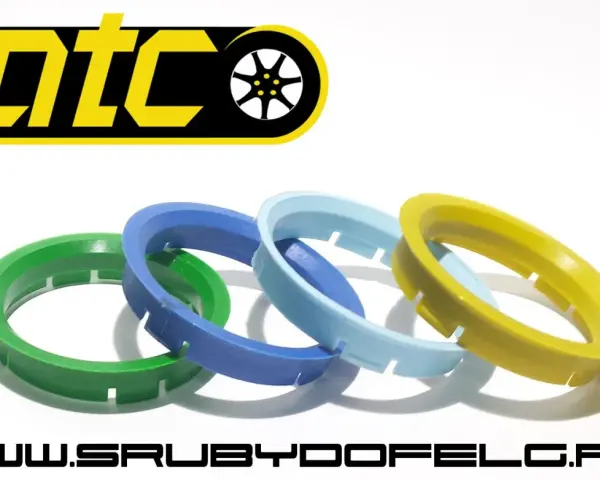 Cztery pierścienie centrujące w różnych kolorach: zielony, niebieski, jasnoniebieski i żółty. Logo DTC i adres strony www.srubydofelg.pl.