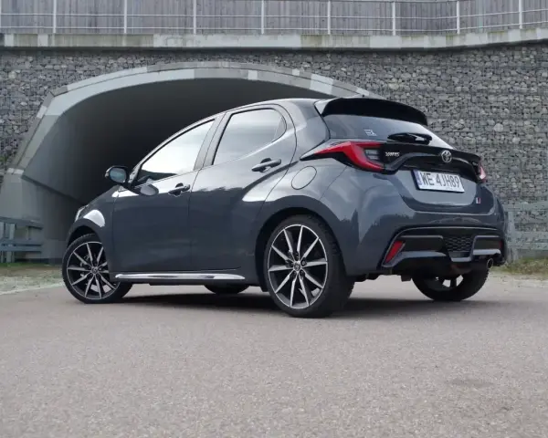 Szary Toyota Yaris GR Sport, zgrabny tył, sportowe felgi. Wiele pozytywnych toyota yaris opinie o tym modelu.