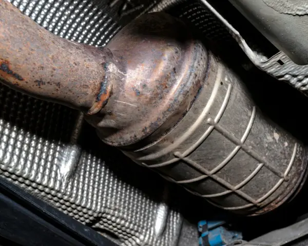 Rdza na katalizatorze Toyoty, potencjalny powód błędu DTC P0420.