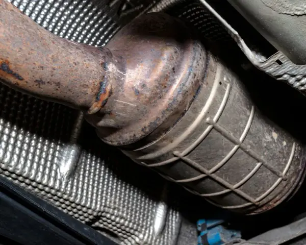 Rdza na rurze wydechowej i katalizatorze. Zastanawiasz się, ile trwa wypalanie dpf na postoju? To zależy od wielu czynników.
