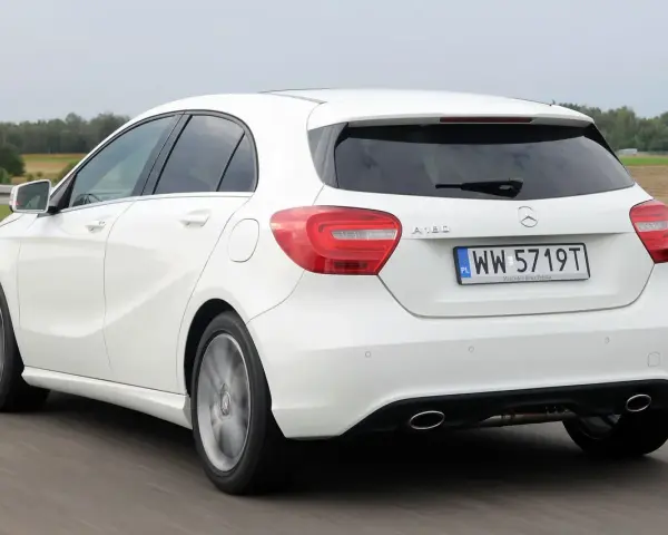 Biała Mercedes A-klasa w ruchu. Mechanicy chwalą jego niezawodność i komfort jazdy.