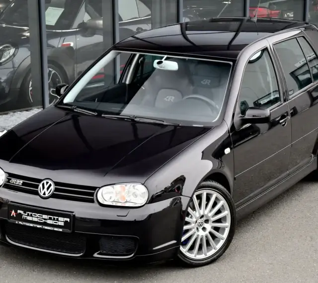 Czarny Golf 4 1.4 16v z felgami R32, gotowy na nowe przygody.