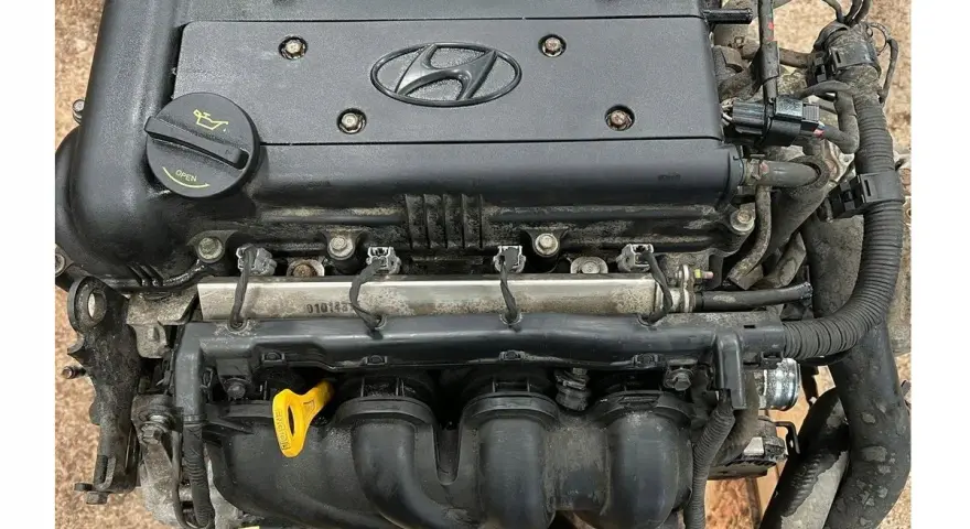 Silnik Hyundai i30 1.4 benzyna, gotowy do montażu. Widoczny korek wlewu oleju i żółta miarka.