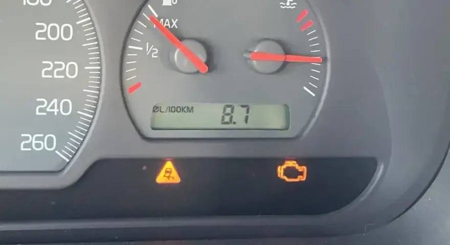 Na desce rozdzielczej świeci się kontrolka trakcji i silnika.