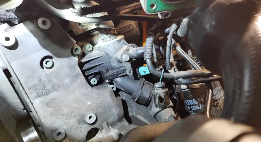 Silnik Audi z błędem DTC P0171. Widoczny element układu chłodzenia i przewody.