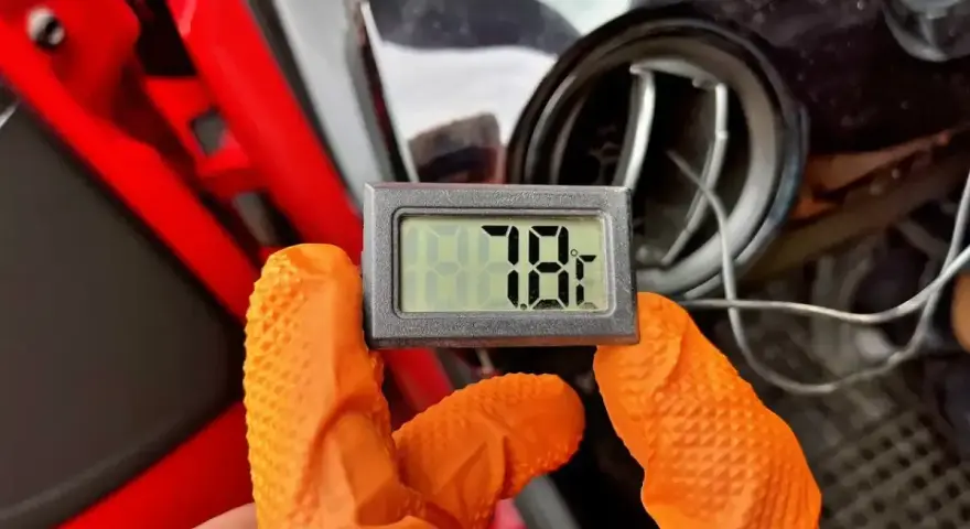Sprawdzanie temperatury po samodzielnym nabijaniu klimatyzacji. Termometr pokazuje 7.8°C.