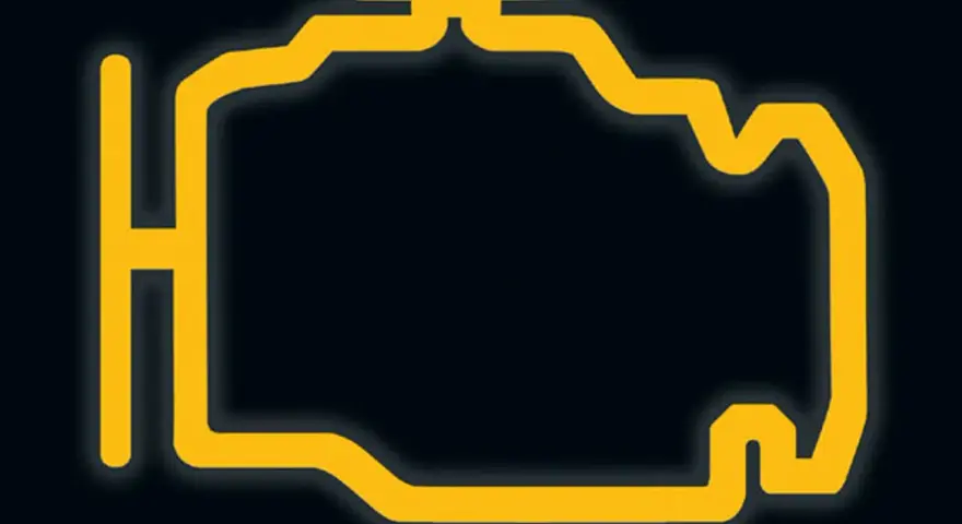 Żółty symbol silnika na ciemnym tle. Migający check engine to znak, że coś jest nie tak z samochodem.