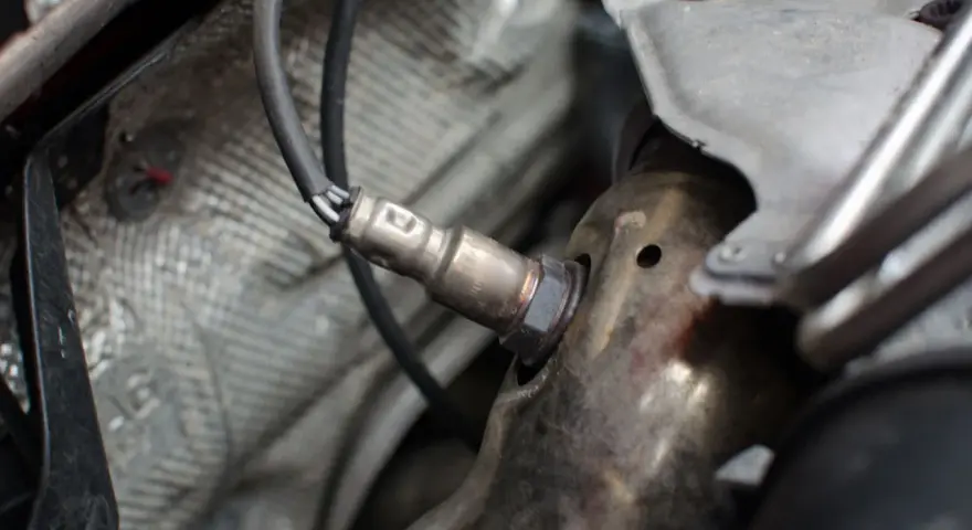 Sonda lambda, kluczowy element układu wydechowego, zamontowana w metalowej osłonie.